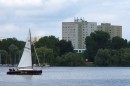 Jacht żaglowy na Haweli. W głębi wieżowce Poczdamu